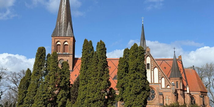 Mitten im Dorf ist die altehrwürdige Kirche