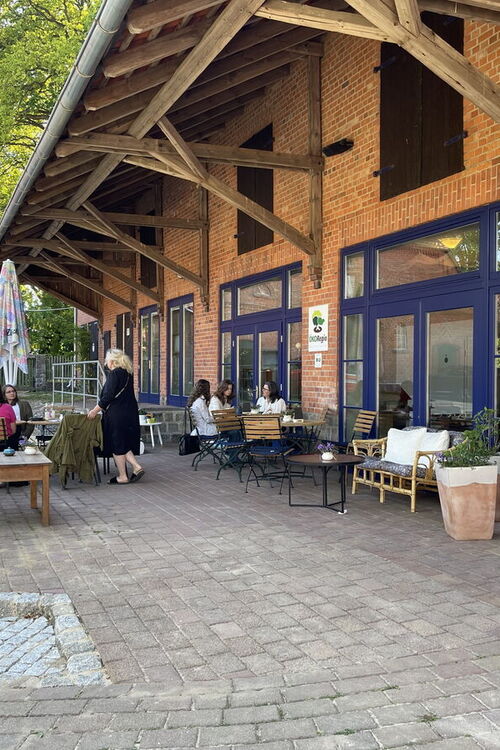 Altes Gemäuer und große Terrasse Cafe Ein Stück vom Himmel in Dahlem