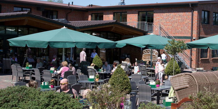 freizügige Terrasse mit Schirmen beim Hof Oelkers in Wenzendorf