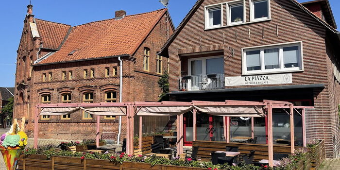 Eisdiele am Marktplatz von Dahlenburg