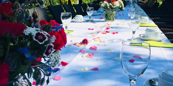 Lange Tafel in Garten beim Hofcafe Marschendeel