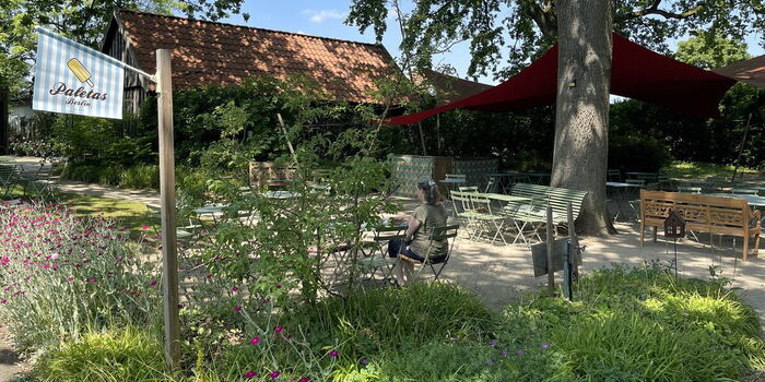 auf der Terrasse im Grünen ist viel Platz